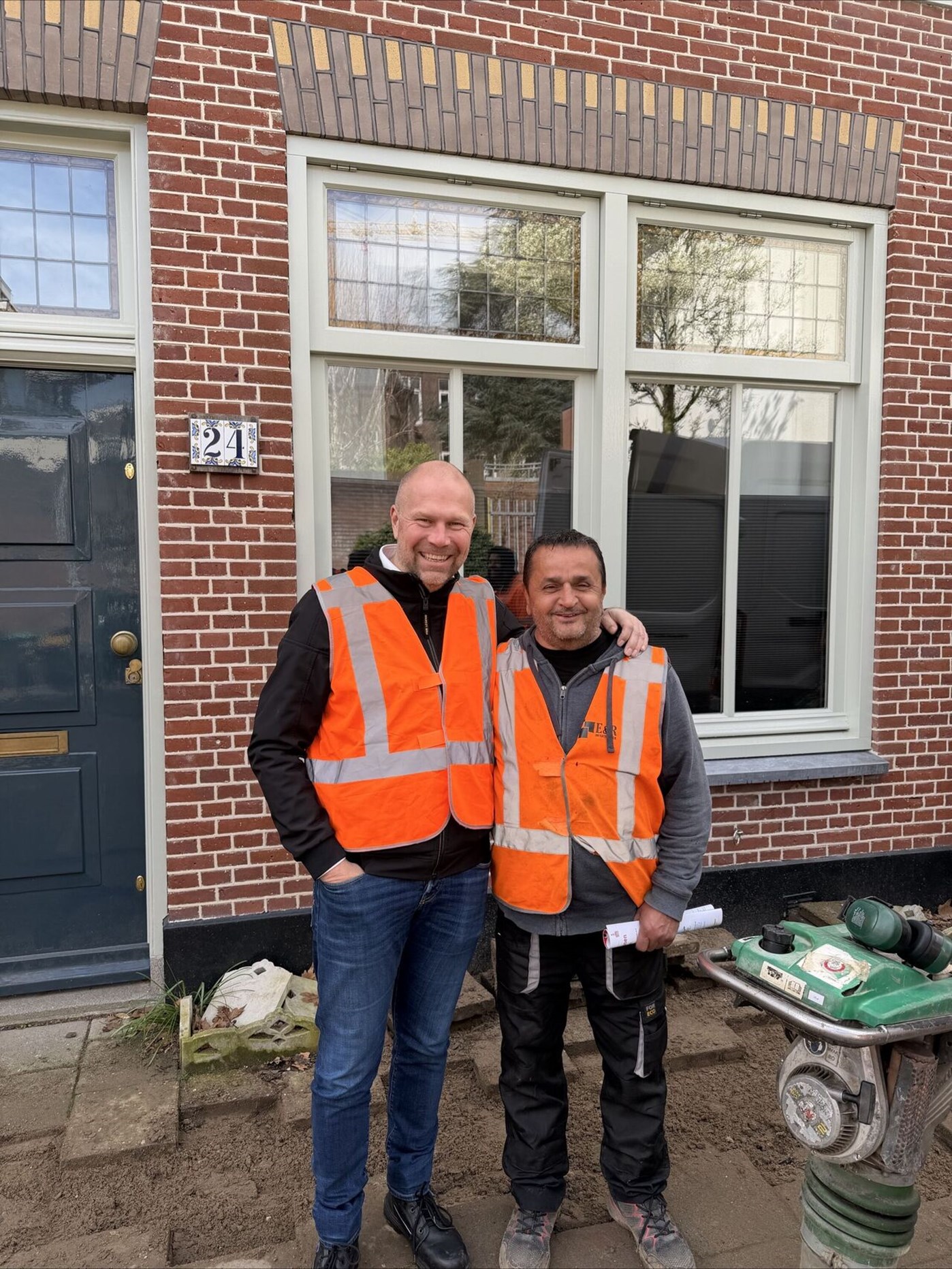 René op de vloer met de vakmensen